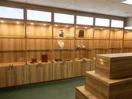 Custom oak showroom display cabinetry with glass doors and base cupboards &mdash; guide to choosing cabinet makers near you