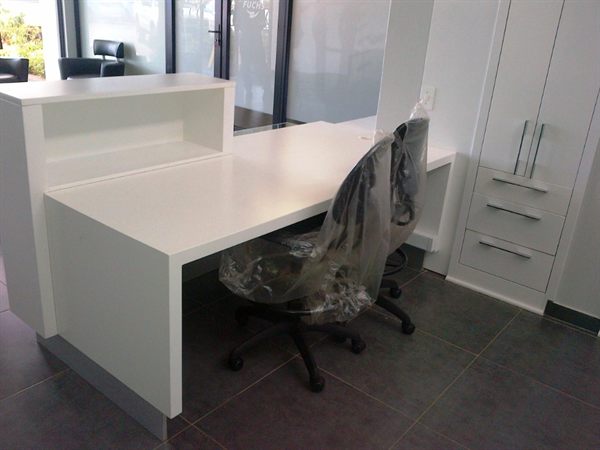 White reception desk with return and matching storage &mdash; Wito Projects Johannesburg
