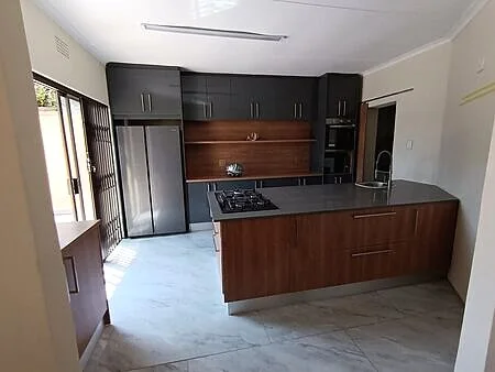 Two-tone kitchen island and seating, Roodepoort Johannesburg